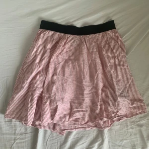 randig kjol - Söt randig kjol från JC! Storlek XS men kjolen är väldigt stretchig. I bra skick och perfekt till sommaren. Pris kan diskuteras 💕