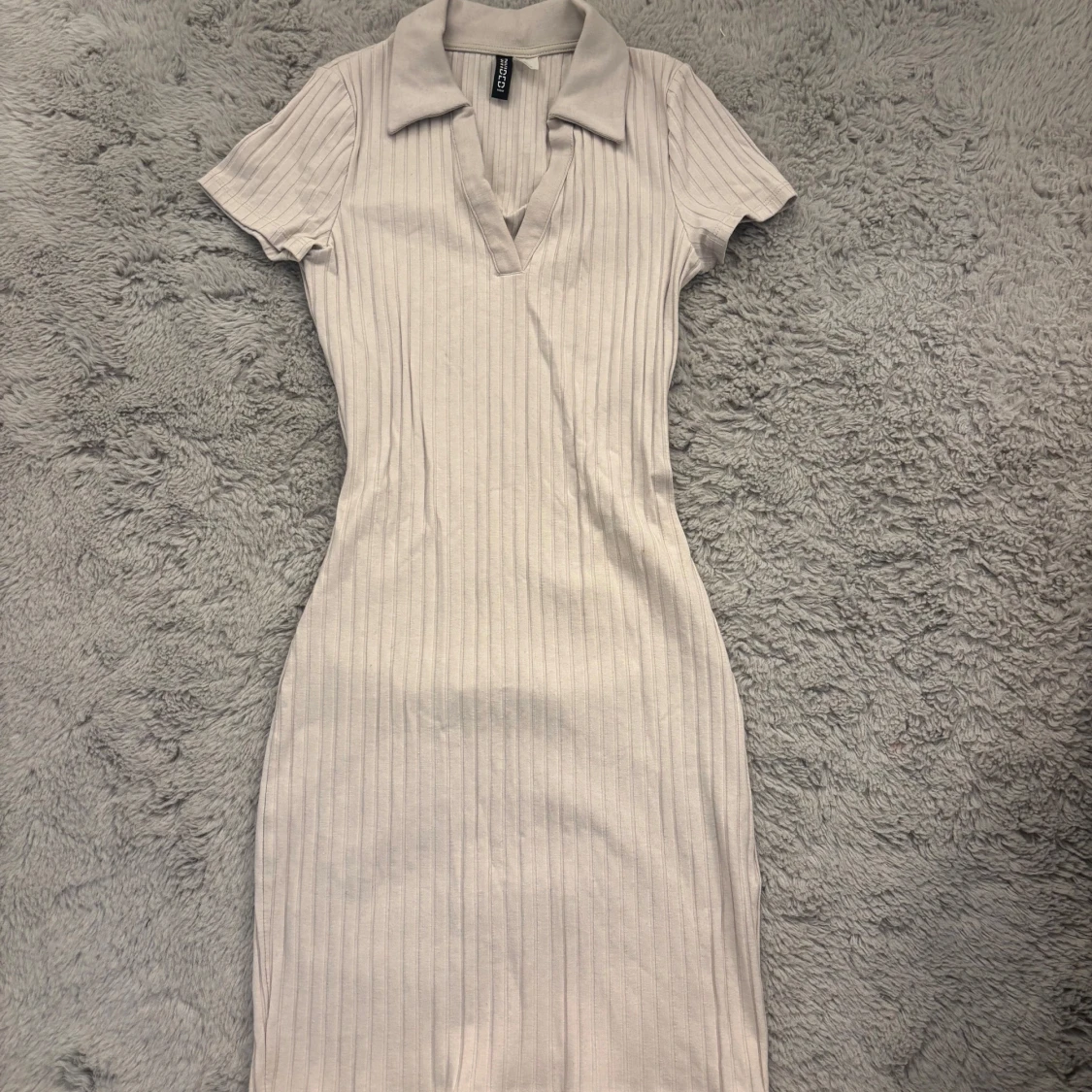 Beige ribbad kortklänning med krage