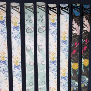 Färgglada Louis Vuitton bälten - Säljer flera Louis Vuitton bälten med ikoniska LV-spännen. Bältena har olika färgglada mönster, bland annat blommor, pastellfärger och klassiska monogram. Materialet är präglat skinn och färgerna varierar mellan vitt, mintgrönt, svart och multicolor. Perfekt för att lyfta din outfit.