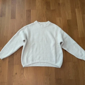 Vit ribbstickad tröja från H&M - Säljer en vit ribbstickad tröja från H&M i storlek S. Tröjan har en klassisk rund halsringning och långa ärmar. Den är mjuk och skön, perfekt för lager-på-lager och chill dagar. Enkel att matcha med jeans eller kjol.