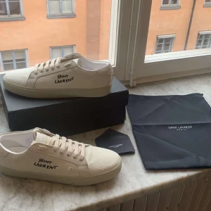 Saint Laurent sneakers - Nu är dessa sjukt fräscha Saint Laurent skor till salu. De är i rent nyskick, helt perfekta till svenska sommaren! De är självklart äkta. Allt og kommer med. Tveka inte att skriva vid minsta lilla fundering. Priset sitter inte som en sten!