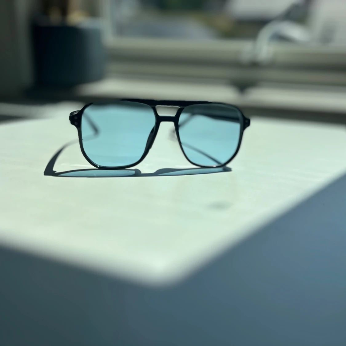 Svarta pilotbågar med blåtonade glas - 1