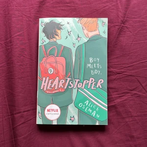 Heartstopper volym 1 - En charmig och färgstark tecknad bok om vänskap och kärlek mellan två killar. Perfekt för dig som gillar serier, relationer och att följa hjärtats väg. Inspirerade illustrationer och en berättelse som berör unga vuxna. Boken är på engelska och har inga defekter! Kontakta vid frågor ❤️