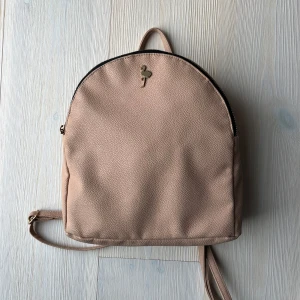 Liten ryggsäck - Liten beige/rosa ryggsäck  med ett litet innerfack. Den här några fläckar inuti, men inget som märks. Hör av dig om du har några frågor eller funderingar!🩷
