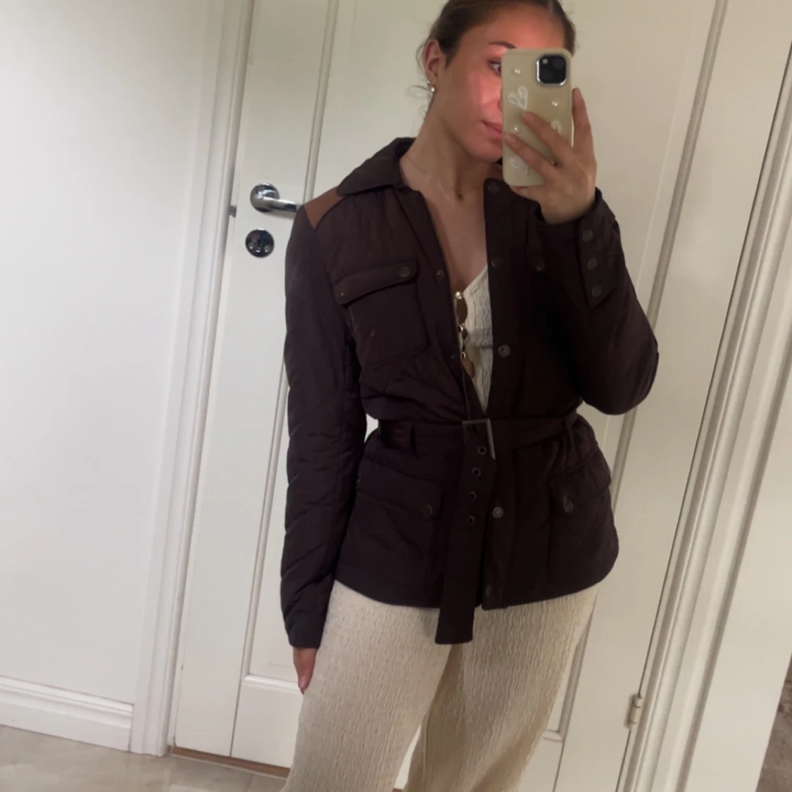 Mörkbrun quiltad jacka med bälte - 1