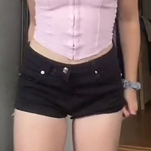 Svarta lågmidjade jeansshorts från H&M Divided - Supersnygga svarta jeansshorts från H&M Divided. Modellen är tight och kort med klassiska fem fickor, bälteshällor och silverfärgade knappar. Perfekta till sommaren och lätta att matcha med allt. Materialet är stretchigt och bekvämt. Som strl S!!