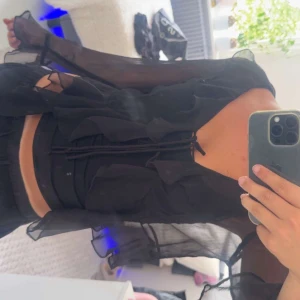 Svart transparent blus från Vero Moda - Supersnygg svart transparent blus från Vero Moda med långa ärmar och volangdetaljer. Blusen har knytning framtill och aldrig använd därför säljer jag den. Kan användas över ett linne eller utan och är därför perfekt för sommaren! Vid funderingar eller intresse kontakta mig🌸😁