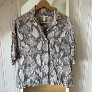 Skjorta M oanvänd  - Pris 79kr