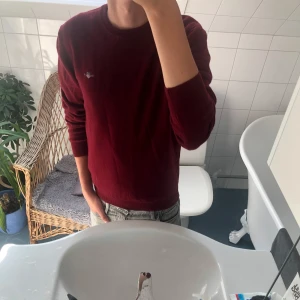 Vinröd Gant Lammulls Tröja - Tjena! Säljer en sjukt snygg gant tröja i hög kvalitets lammull. Snygg färg och bra passform. Nypris runt 1500kr. 10/10 skick inga defekter eller liknande. Hör av vid fundering!