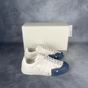 Maison Margiela GATS Blue Paint Splatter (HELT NYA) - Skick: 10/10 | Tillbehör: Allt OG | Nypris: +- 8000 SEK 