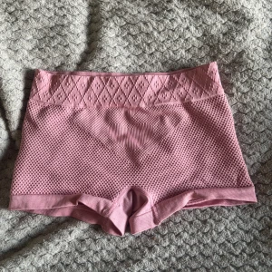 Träningsshorts  - Jättesnygga Träningsshorts, de är aldrig använda. Står ingen storlek men de är stretchiga så passar mellan XS-M💗 Har även ett par exakt likadana fast grå till salu💗💗
