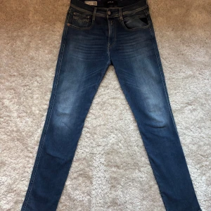 Replay Anbass blått - En stilren byxa i slim modell från Replay | Storlek: W31/L34 | Väldigt bra skick med inga defekter