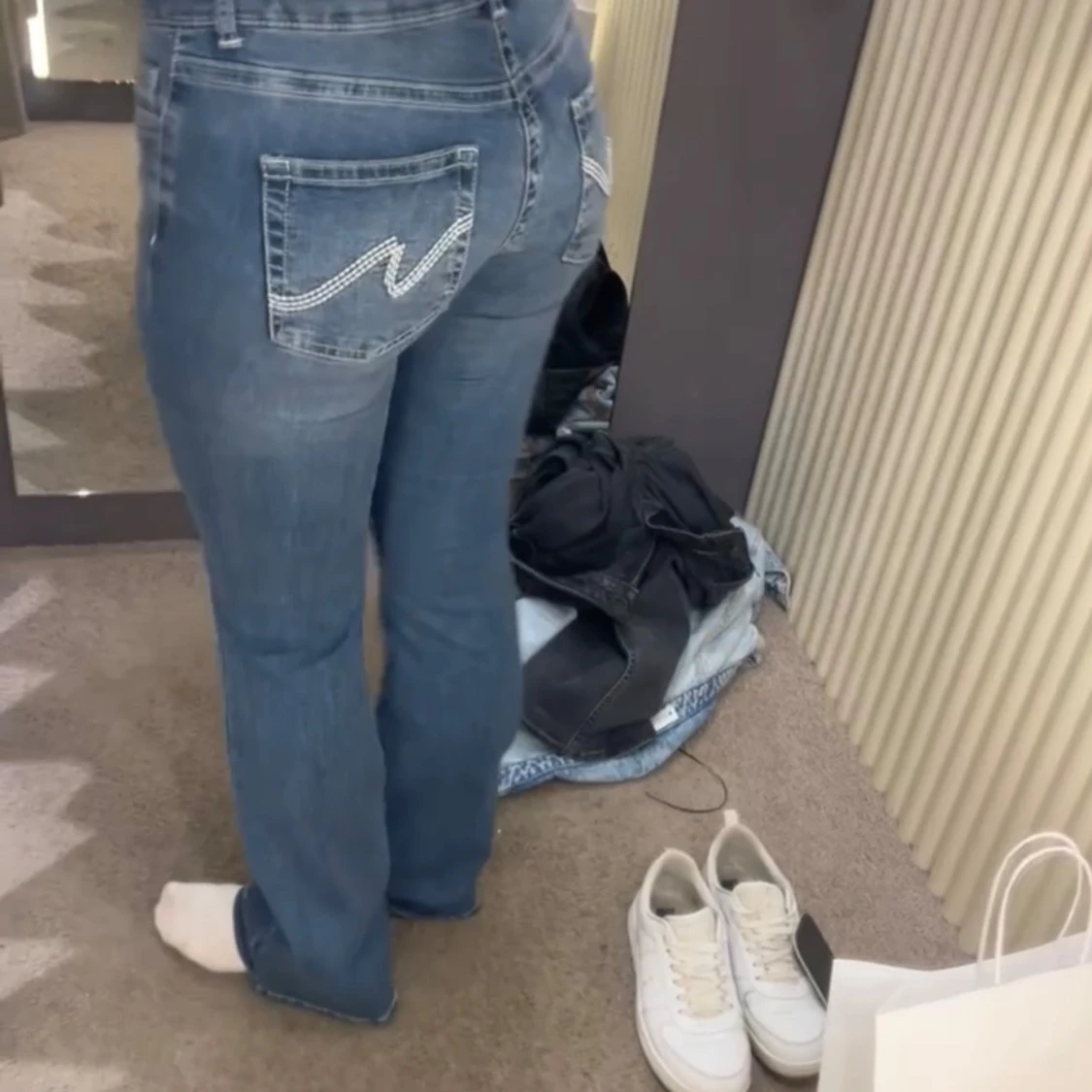 Blå bootcut jeans med broderade fickor från Nelly - 1