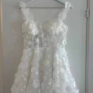 Bella Barnett - Lali Sleeveless Flowers Mini Dress - Säljer min fina oanvända Bella Barnett klänning, helt magis klänning men tyvärr i fel storlek därför tänkte jag sälja den, klänningen kommer i storelk M och priset är 2000kr