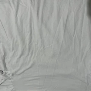 Tommy hilfiger t shirt - Ingen bok syns på bilderna, endast en vit Tommy Hilfiger t-shirt visas. Ingen information om någon bok kan ges baserat på dessa bilder.