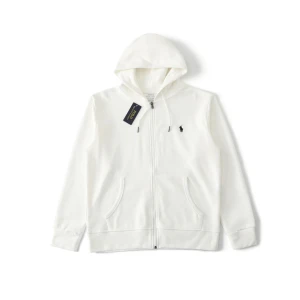 Vit hoodie från Polo Ralph Lauren - Säljer en stilren vit hoodie från Polo Ralph Lauren med dragkedja framtill och klassisk huva. Tröjan har två fickor och den ikoniska broderade loggan på bröstet. Perfekt för en clean och avslappnad look.