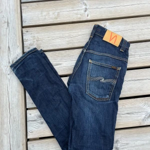 Mörkblå jeans från Nudie Jeans - Tjena! Säljer nu ett par snygga mörkblå jeans från Nudie Jeans. De är i storleken 28/32 och är i mycket fint skick. Det är bara att skicka iväg ett meddelande om du har någon fundering! Priset är inte hugget i sten🙌