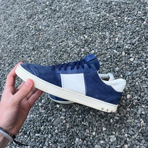 Valentino flycrew - Det Valentino flycrew sneakers - Storlek: 47 (väldigt rare storlek) - Skorna är använda en hel del men har fortfarande mycket kvar. De har 11/22 nitar kvar, släppt i limmet lite i fram på ena skon men i övrigt i ett relativt fint skick. - vårat pris: 2599kr
