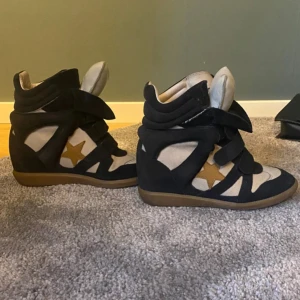 Isabel Marant wedge sneakers svart/beige - Coola Isabel Marant wedge sneakers. Skorna behöver dock lämnas in hos en skomakare för att fixa sulan på högra skon! Köpte på Plick och kom trasiga, har lämnat in en gång tidigare men har släppt…