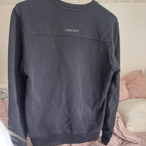 Sweatshirt - As cool och unik tröja från Limitato, storlek S 💛pris är absolut diskuterbart