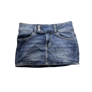 Blå jeanskjol med fickor - Snygg blå jeanskjol. 33cm midjemått men midjan är stretchig och 25cm lång. 💙