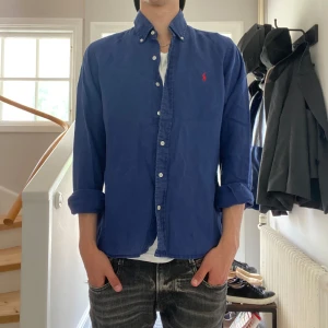 Mörkblå Ralph Lauren Linneskjorta  - Linneskjorta från Ralph Lauren i mycket bra skick🤩| Storlek: S passar XS | Jag är 182cm och väger 65kg📏| Vid frågor eller pris diskussion är det bara att skriva ✍🏼 | Frakt inom 48h📦 