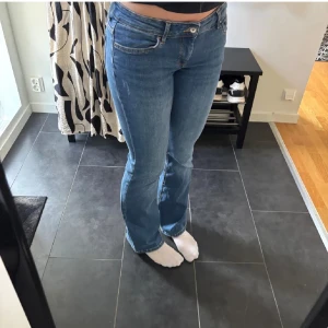 Trendiga jeans - Säljer dessa trendiga jeans från only, strl S och är i superfint skick, säljer då de inte kommer till användning!!❤️