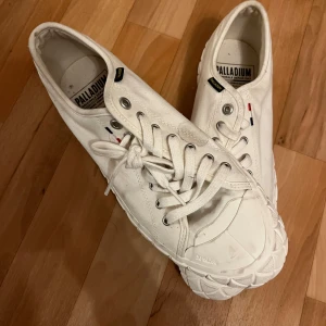  Den här i andra mark. vi köpte den från internet   -  Hej, den här är andra mark skor. Jag vill också sälja den så jag har redan skrivit mitt nummer så ni har där 076-222 25 82