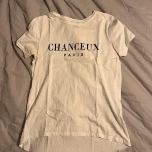 Vit T-shirt med text - Vit T-shirt med text