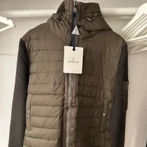 Moncler cardigan  - Helt ny Moncler Cardigan mörkgrön! Storlek XL motsvarar L. 187cm passar mig