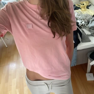 Rosa t-shirt från Acne Studios - Säljer en super fin  ljusrosa t-shirt från Acne studio, storlek XXS. T-shirten är i mjuk bomull, har rund hals och korta ärmar. Enkel och clean design som passar perfekt till jeans eller shorts. Hör av dig om du har frågor eller funderingar 💕
