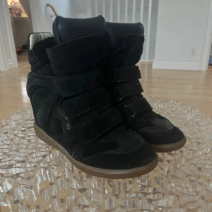 Isabel marant skor - Säljer mina såååå snygga isabel marant skor. Har tyvärr inte kvar kvitto eller dustbag. Bra skick andvänd fåtals gånger. Storlek 40/39 men passar jätte bra på mig som har 39❤️Postar inom 24 timmar. 