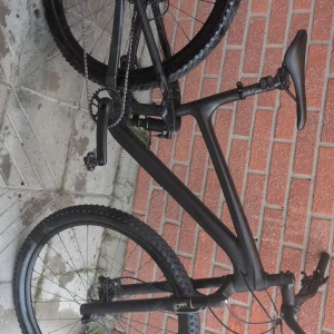 Trek Top Fuel 9.8 - Som rubriken lyder är den en trek Top Fuel 9.8. iprincip hela cykeln är i kolfiber så den väger inte mycket slls. Rockshox dämpning runtom, hydrauliska bromsar, deoreväxelpaket. Nypris 76399 kr. Säljes för 15000