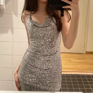 Glitter klänning - Glitter klänning som är perfekt till nyår och endast använd 1 gång, kom privat för fler bilder🤍