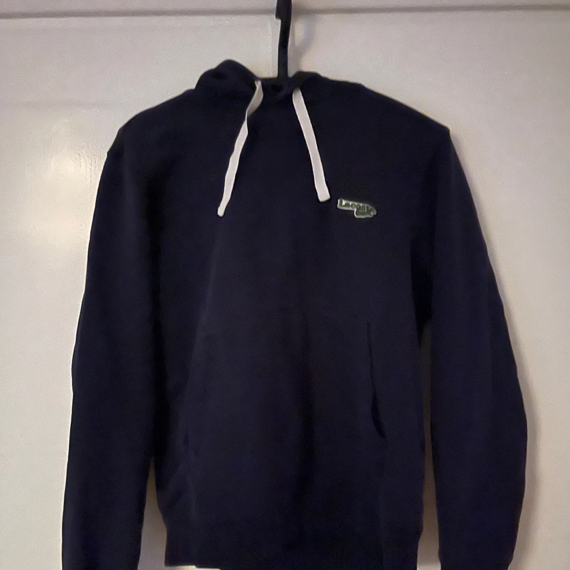 Mörkblå hoodie från Lacoste