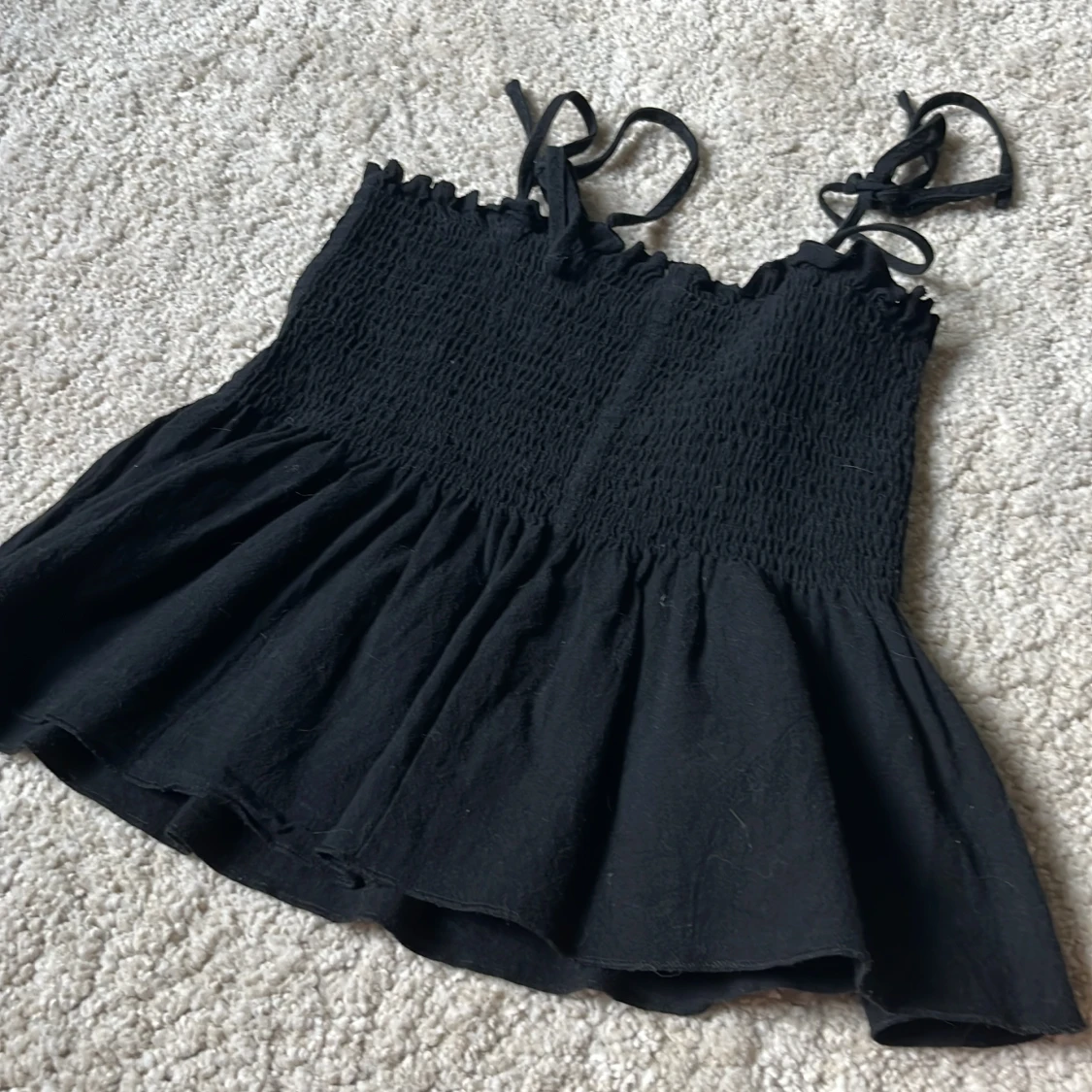 Svart smockad linnetopp från Loness - 1