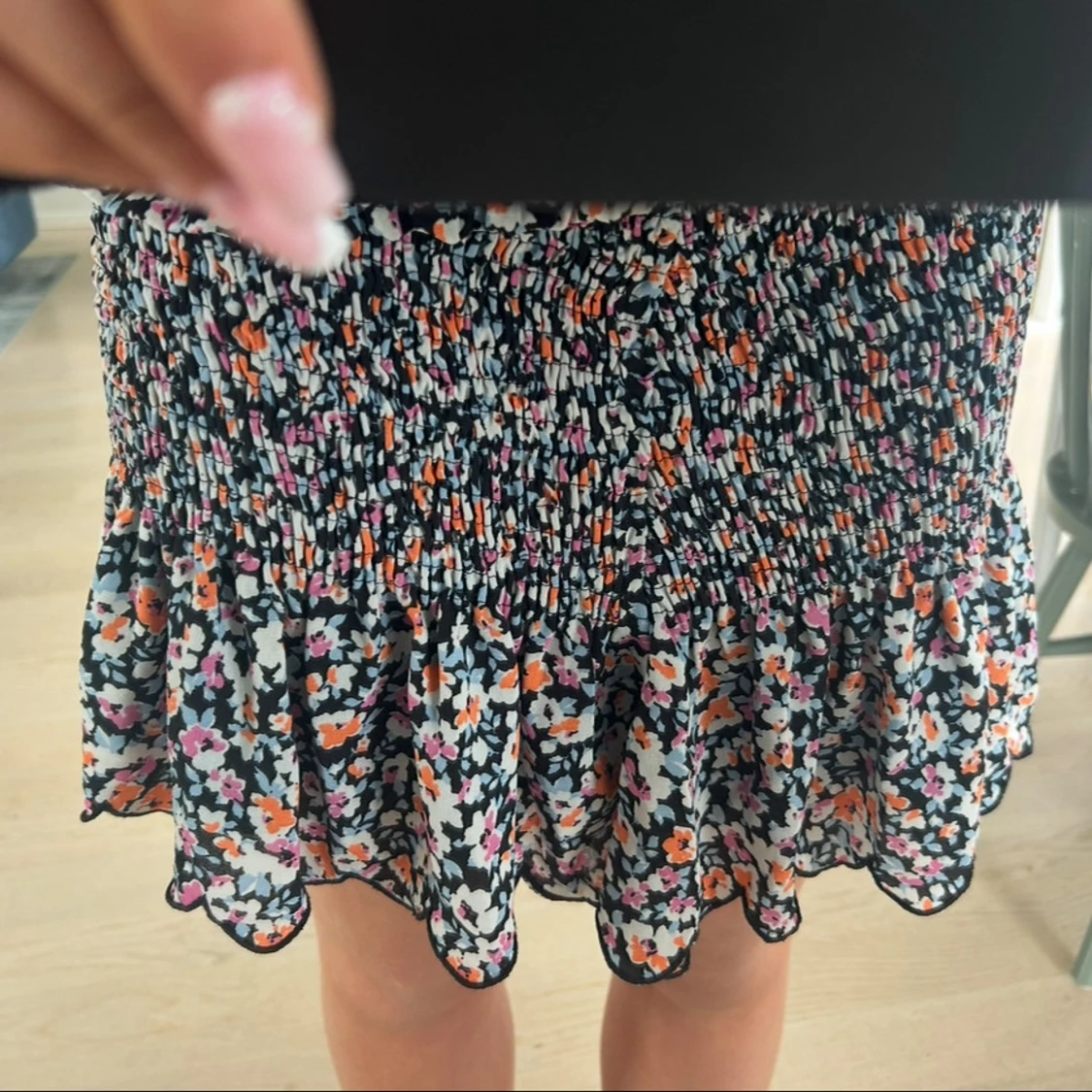 Blommig kortkjol med volangkant - 1