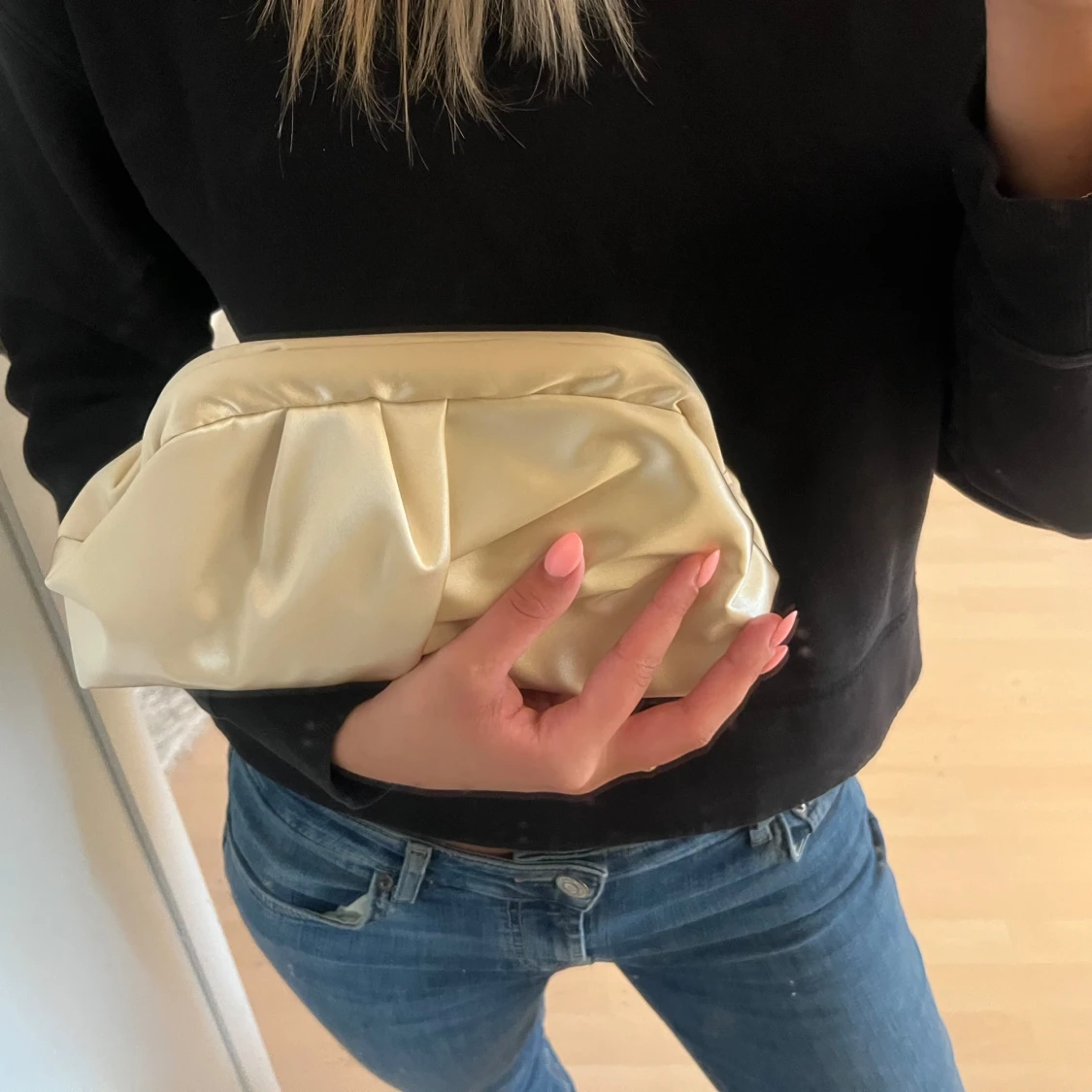 Champagnefärgad kuvertväska i satin - 3