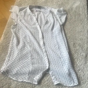 Blus - Fin vit svart blus som passar till allt 
