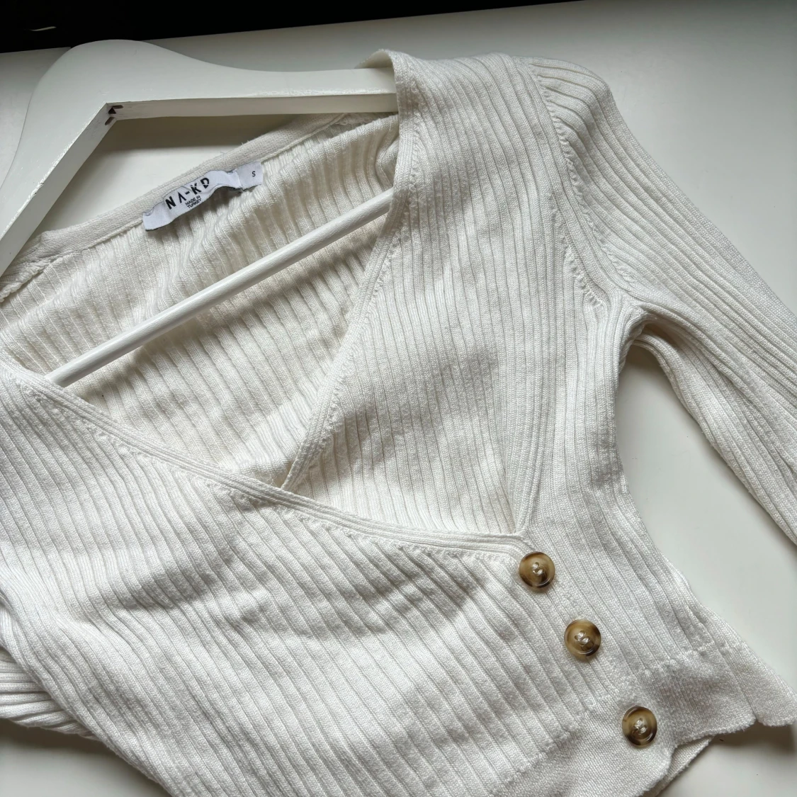Vit ribbad omlottkofta från NA-KD - 1