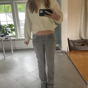 Gråa jeans med låg midja - Säljer ett par gråa jeans med låg midja från ltb. Dom här väldigt populära jeansen säljs nu till ett väldigt bra pris🩷🩷w:30 och length 36