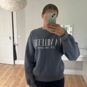 Supersnygg mörkblå tröja!!💗 - Hejj, säljer nu denna supersnygga collegetröjan från ginatricot pga den tyvärr inte används längre!! Den är endast använt ett fåtal gånger och är i superbra skick, utan defekter eller andra skador!! 💗 Den är i storlek S och är sann i storlek. Kontakta vid fler funderingar eller bilder!! Pris går att diskutera!! Nypris 299kr❤️ 