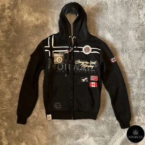 Geographical Norway Kofta.  - Märke-Geographical Norway|Typ av plahh-Kofta|Storlek-M|Färg-Svart|Skicka 10/10(sprillans ny)|Nypris-SLUTSÅLD|Vårt pris-999kr|Hör av dig vid frågor och funderingar!/Fourcés⚜️