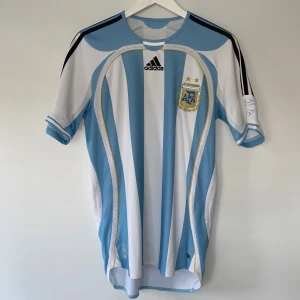 Argentina fotbollströja  - Säljer en Argentina fotbollströja från säsongen 2006. Storlek S i väldigt bra skick  