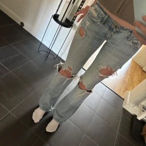 LÅGMIDJADE JEANS - Säljer mina absolut favorit jeans! Köpte dessa från ebay för 1280kr då de va frakt/tull💝Sytt om lite som ni ser på bild 4 men går att spretta up!de finns några fläckar på jeansen men inget som syns tydligt men såklart kan jag fixa bilder inte testat och tvätta så kanske går att få bort🩷 Skriv för måtten, de är i strlk 0 Regular,de är ifrån abercrombie and fitch😋 går inte ner i pris tyvärr då de är mina favoritjeans och säljer främst bara för att de inte andvänds men vill få bra för dem 🤗