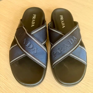 Prada sandaler  - Snygga sandaler från Prada som är perfekta till sommaren! Använda en gång! Nypris 7900.