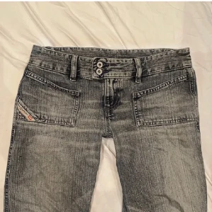Grå Diesel jeans💞 - Snygga grå jeans bootcut lågmidjade jeans från diesel 💞 sparsamt använda och säljer för att de är för små! Vid snabb affär kan jag gå ner i pris💕