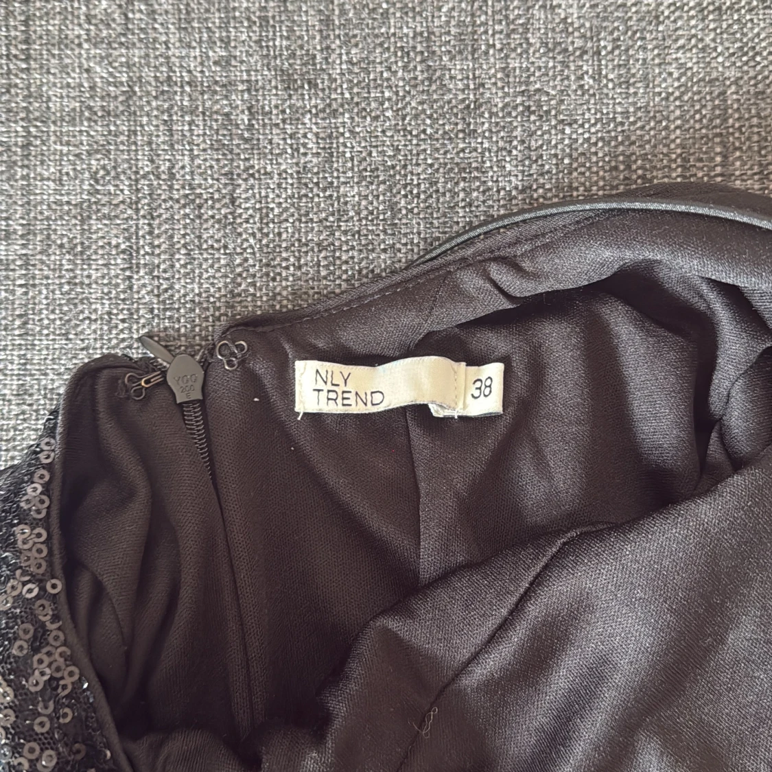 Svart glittrig långklänning NLY Trend - 3