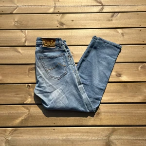 Jacob Cohen jeans - Säljer nu dessa ljusblåa Jacob Cohen jeans i storlek w30 Modellen är 622 c. Skicket på dessa är väldigt bra utan några skador eller defekter 9/10. Måtten på dessa är midja 42cm. Lår 27cm. Ytterlängd 100cm. Innerlängd 75cm. För fler frågor eller liknande är det bara att skriva. 