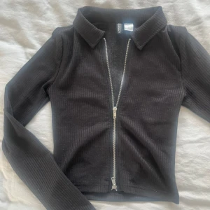 Topp med dragkedja - Svart topp med dragkedja